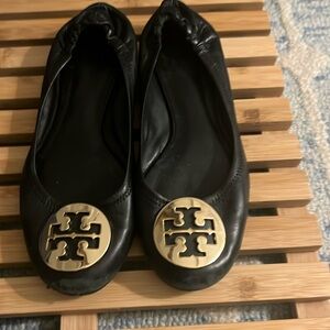 Tory Burch size 7 flats….. super stylish and comfortable! Great for the Fall